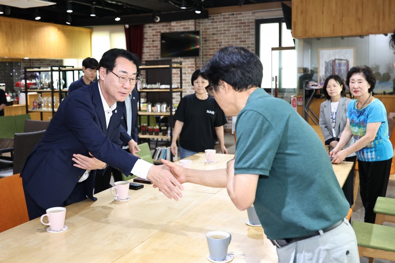 정명근 화성특례시장이 22일 발안만세시장 고객지원센터에서 상인과 악수하며 격려하고 있다. /화성시