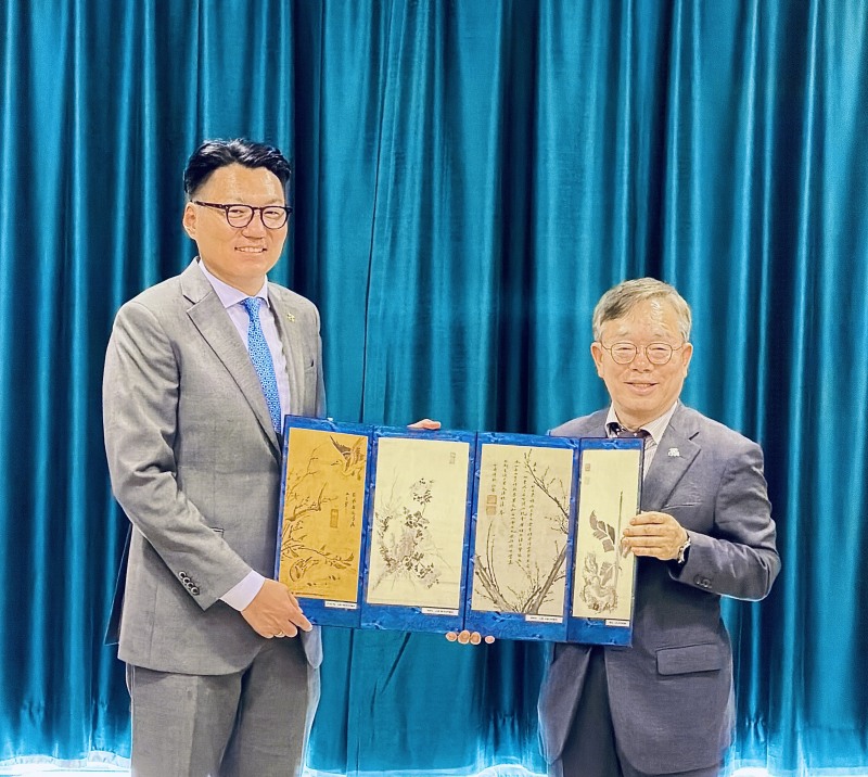 조승문 화성특례시 제2부시장(오른쪽)이 몽골 울란바타르시를 방문해 비아루자나 푸레브닥와 울란바타르 시장에게 화성특례시에서 준비한 기념품인 정조대왕 어필 4폭 화첩을 전달하고 기념촬영을 하고 있다. /화성시