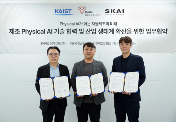 왼쪽부터 KAIST 제조피지컬 AI연구소장 장영재 교수, 다임리서치 황일회 CTO, 스카이인텔리전스 이재철 대표