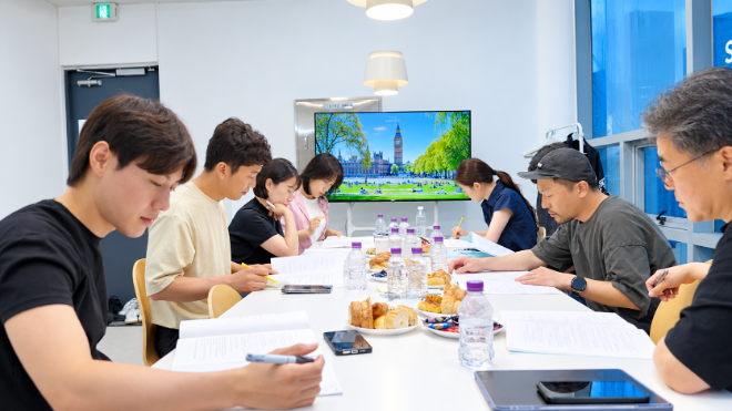 사진=대본리딩 현장 (좌측부터) 김성현 배우, 강덕중 배우, 김아란PD, 정민선 작가, 성이현 배우, 김충근 연출, 김용태 배우 / 제공=부트룸