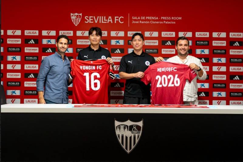용인FC는 22일 스페인 명문 축구클럽 세비야FC와 우호 협약을 체결했다. 사진은 왼쪽부터 호세 마리아 크루스 가야르도 세비야FC 이노베이션센터 본부장, 이동국 용인FC 테크니컬 디렉터, 신창훈 용인FC 선수단지원팀장, 호세 코야도 리폴 세비야FC 인터내셔널 프로젝트 팀장. /용인시