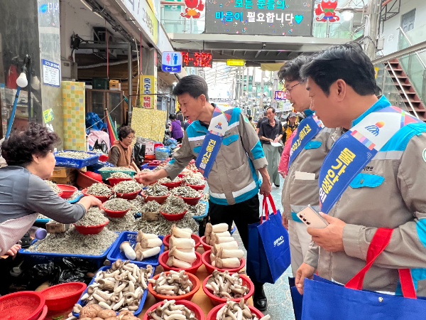 배동환 삼표시멘트 대표가 지난 22일 삼척시 중앙시장에서 상인과 대화를 나누며 제수용품을 구매하고 있다./삼표시멘트