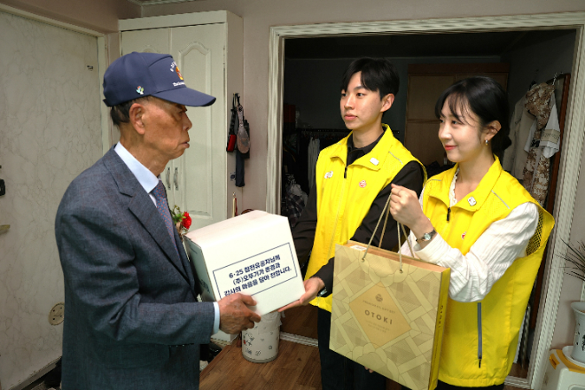 오뚜기봉사단 임직원이 6·25 참전유공자에게 후원물품을 전달하고 있는 모습. / 사진 제공 = 오뚜기