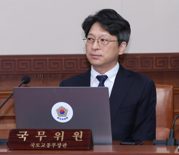 지난 22일 국무회의에 참석한 홍지선 국토교통부 장관/뉴시스