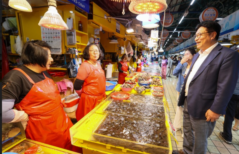 도성훈 인천시교육감이 영난부두 어시장을 방문, ‘2026년 추석맞이 전통시장 장보기 행사’를 진행했다. /인천시교육청