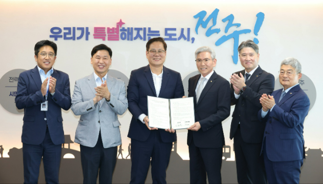 김영길 우미건설 대표이사(가운데 오른쪽)와 전주시 조지훈 시장(가운데 왼쪽)이 지난 21일 전주시청에서 성금 기탁식을 기념하는 사진을 찍고 있다. 사진=우미건설