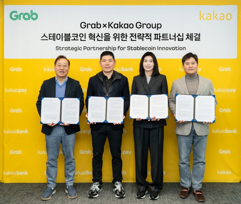카카오그룹(카카오, 카카오뱅크, 카카오페이)과 그랩(Grab Holdings Inc.)이 한국-동남아 디지털 자산 생태계 구축을 위한 업무협약을 체결했다고 23일 밝혔다. 양사는 원화 스테이블코인의 발행·유통을 비롯해 관련 기술과 서비스 분야에서 협력한다. (왼쪽부터)카카오뱅크 윤호영 대표이사, 그랩 앤서니 탄 CEO, 카카오 정신아 대표이사, 카카오페이 신원근 대표이사./카카오그룹