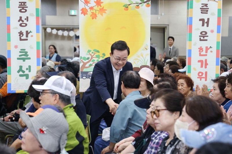 김성제 의왕시장이 어르신들과 인사를 나누고 있다. /의왕시