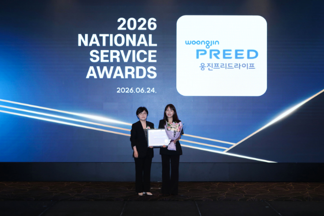 사진=서울과학종합대학원대학교 하수경 교수 (오른쪽) 웅진프리드라이프 한빛나 팀장, 웅진프리드라이프 제공