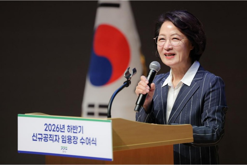 23일 오전 경기도청 다산홀에서 추미애 경기도지사가 신규공직자 환영 행사에 참석해 축하말을 하고 있다. /경기도