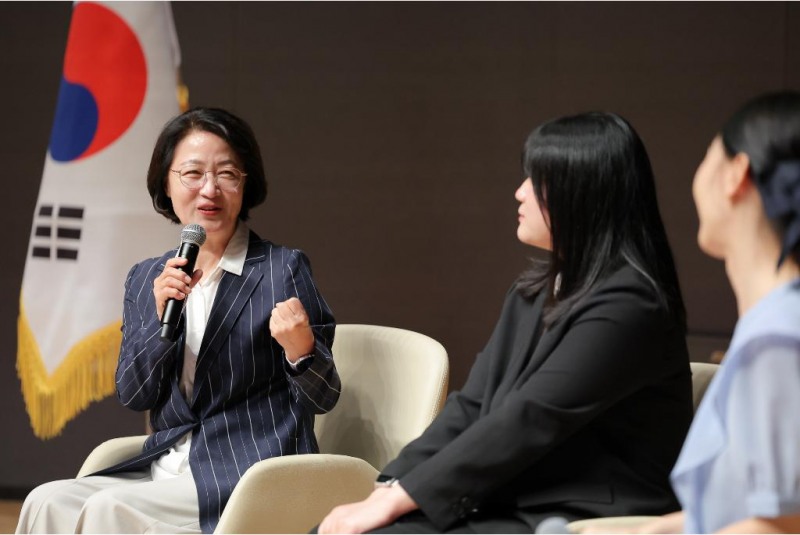 23일 오전 경기도청 다산홀에서 신규공직자 환영 행사 중 도지사와 함께하는 소통시간으로 추미애 도지사가 신규공직자 질문에 답을 하고 있다./경기도