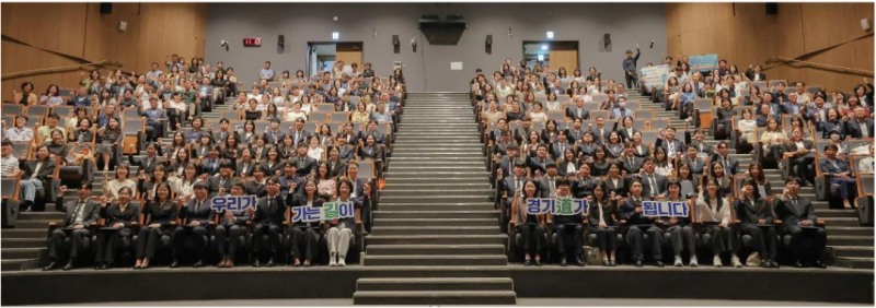 23일 오전 경기도청 다산홀에서 열린 신규공직자 임용장 수여식에 참석한 추미애 경기도지사사와 신규공직자, 가족 등 200여 명이 기념촬영을 하고있다./경기도