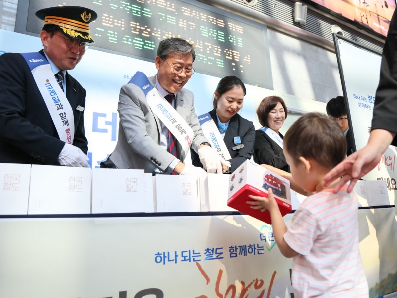 코레일 김태승 사장(사진 왼쪽에서 두번째)이 23일 용산역 맞이방에서 열차 이용객에게 떡과 음료를 건네며 명절 인사를 하고 있다./코레일