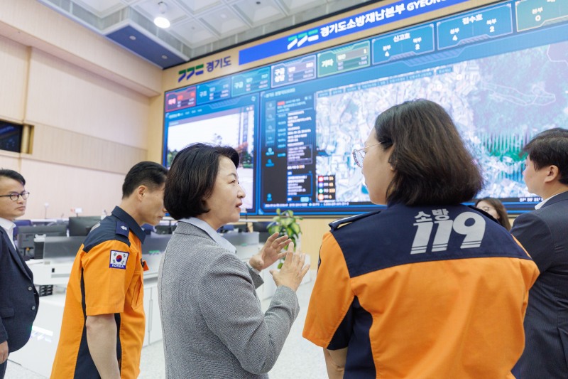 추미애 경기도지사가 추석 연휴 첫날 24일 경기도청 재잔상황실을 방문, 현장 근무자들을 격려했다. / 경기도