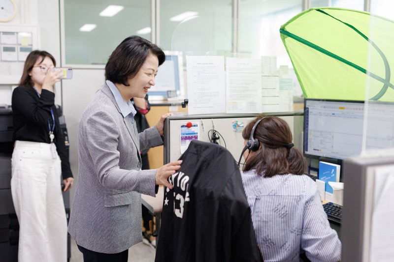 응급진료 상황실을 방문한 추미애 경기도지사. /경기도
