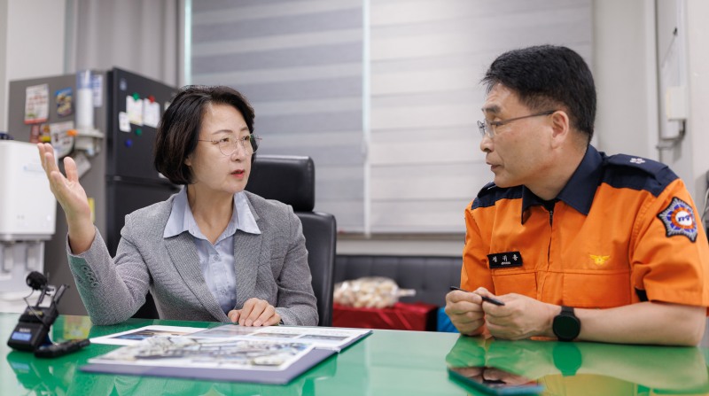화성시 정남면 화성정남119안전센터를 찾은 추미애 경기도지사가 산업시설이 밀집한 도내 특성을 고려한 예방대책 마련도 주문했다./경기도