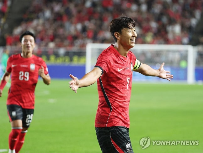 골을 넣은 한국 손흥민이 기뻐하고 있다. / 사진=연합뉴스