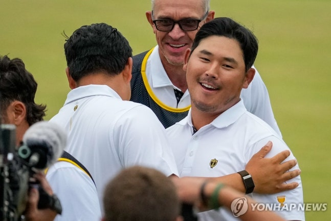 프레지던츠컵 첫날 승리한 김시우(오른쪽)와 김주형 / 사진=연합뉴스