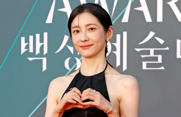 배우 박지현이 지난 8일 오후 서울 강남구 코엑스에서 열린 제62회 백상예술대상에서 레드카펫을 밟고 있다./뉴시스