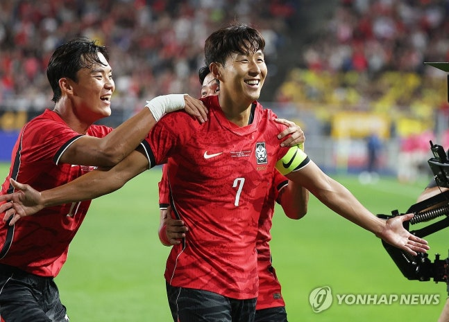 대한민국과 에콰도르의 경기. 한국 두 번째 골을 넣은 손흥민이 첫 번째 골을 넣은 오현규와 기뻐하고 있다. / 사진=연합뉴스