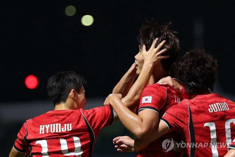 선취골 넣고 축하받는 한국 이영준 / 사진=연합뉴스