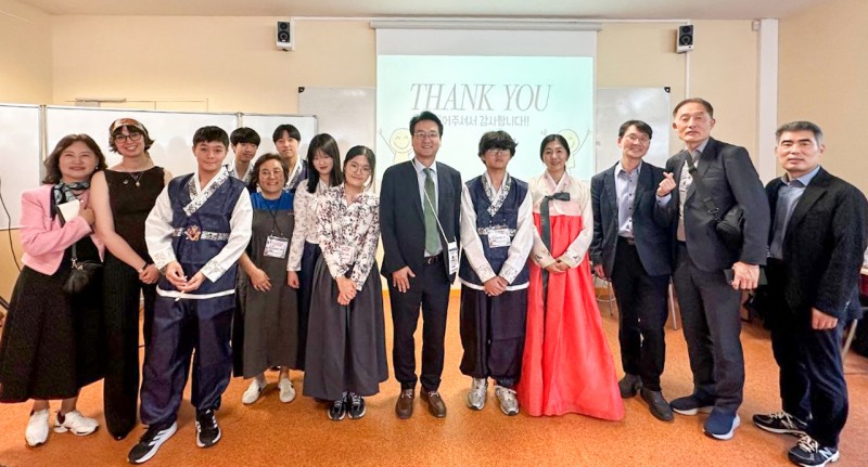 꽁도르세 중학교-경기 신흥중 국제교류 수업: 안민석 경기도교육감이 프랑스 꽁도르세 중학교와 경기 신흥중학교 간에 진행된 '한국문화' 주제의 국제교류 수업을 참관하고 있다./경기도교육청