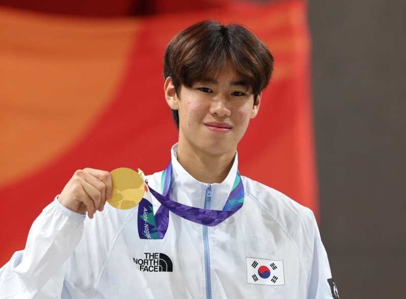 금메달 든 강준이. / 사진=연합뉴스