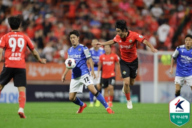 인천 이청용과 강원 서민우 / 사진=한국프로축구연맹 제공