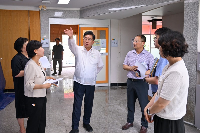 전진선 양평군수가 동부권 청사 이전 대상지를 둘러보고있다. /양평군