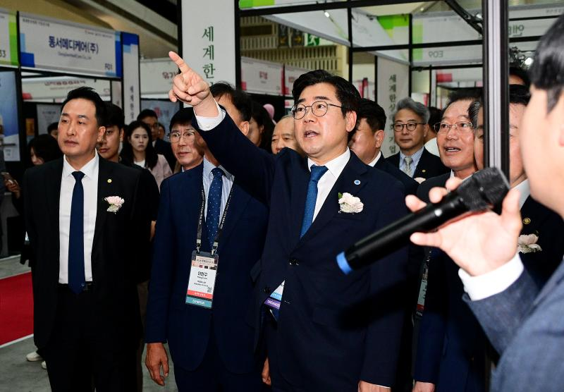 박찬대 인천시장이 28일 송도컨벤시아에서 열린 '세계한상대회 기업전시회'에서 전시부스를 살펴보고 있다./인천시