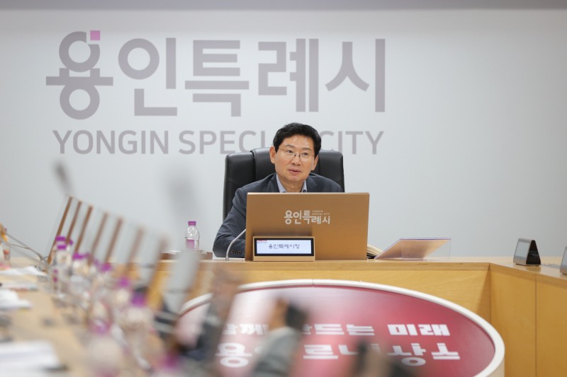 28일 용인특례시청 영상회의실에서 열린 '2027년 주요업무 추진계획 보고회'에서 이상일 시장이 시 공직자들에게 적극행정을 주문했다./용인시