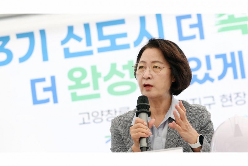 추미애 경기도지사가 28일 3기 신도시 고양 창릉지구를 찾아'선교통·후입주’ 을 당부했다.