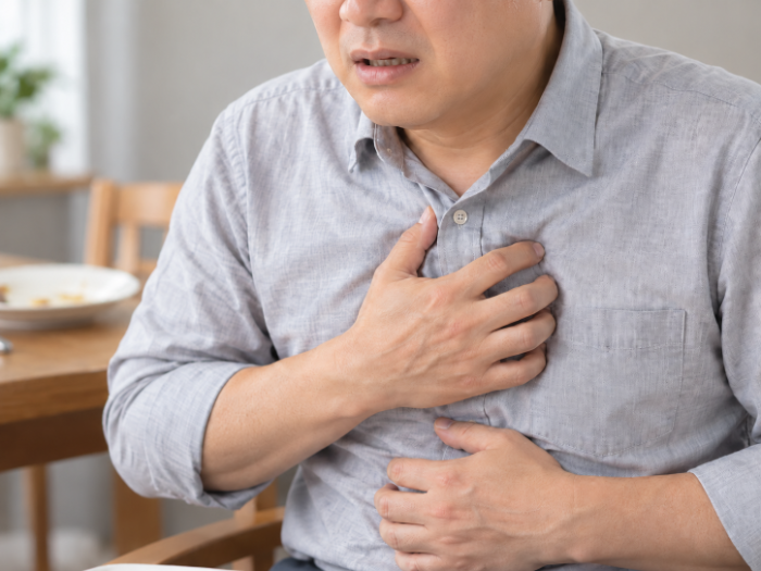 가슴 통증은 원인에 따라 대처법이 완전히 달라지는 만큼, 통증의 양상과 동반 증상을 살펴 감별하는 것이 중요하다. <사진=GDH AI Design Team>