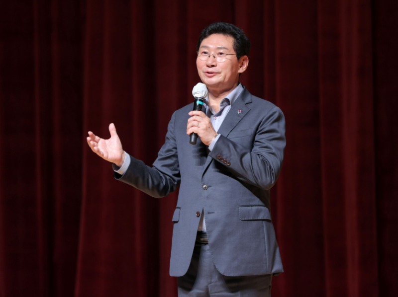 이상일 용인특례시장이 28일 '제31회 용인시민의 날' 행사에서 축사를 하고있다. /용인시