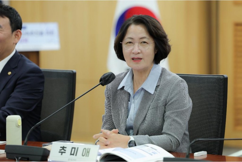 28일 오전 국회의원회관에서 진행된 3기 신도시 자족강화와 신속추진을 위한 정책 토론회에서 추미애 경기도지사가 환영사를 하고 있다./경기도