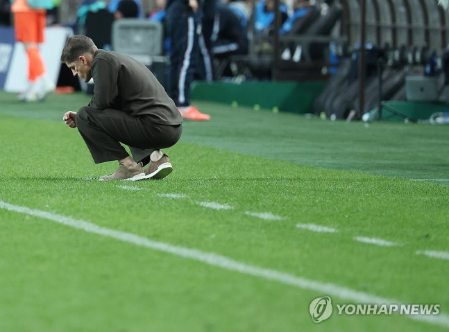 로버르트 모레노 감독이 또 실점하자 그라운드에 주저앉고 있다.