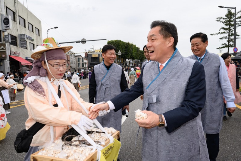 이재준 수원특례시장 지난해 수원화성문화제와 정조대왕능행차에 참여해 인사를 나누고 있다./수원시