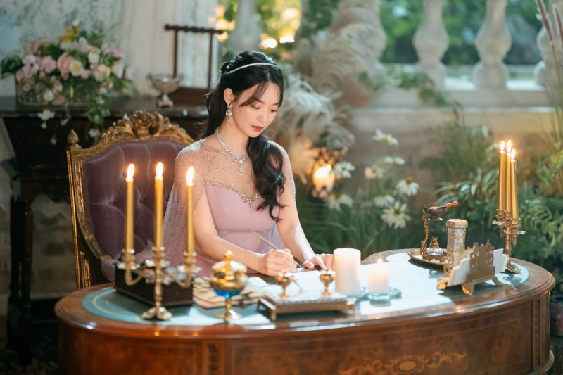 ‘재혼 황후’ 신민아, 단단하고 우아한 나비에 그 자체