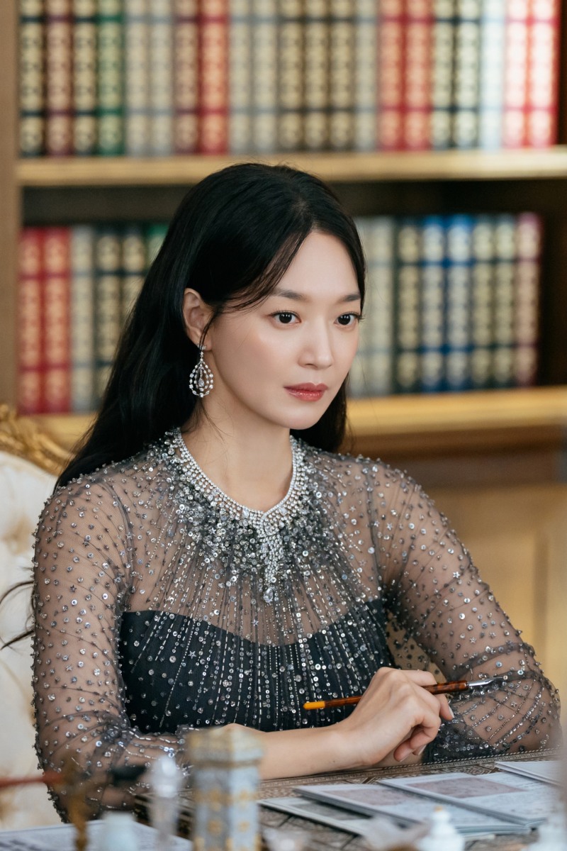 ‘재혼 황후’ 신민아, 단단하고 우아한 나비에 그 자체