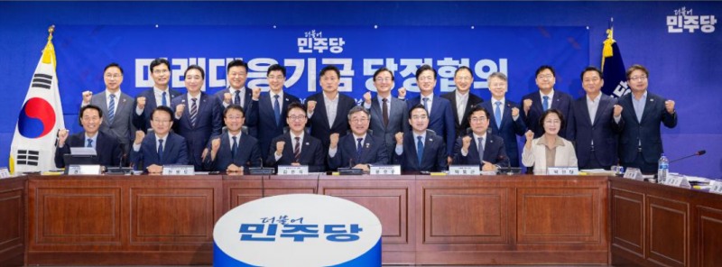 29일 오전 국회의원회관에서 열린 미래대응기금 당정협의회에서 추미애 경기도지사, 김민석 더불어민주당 대표, 윤호중 행정안전부 장관, 박홍근 기획예산처 장관 및 광역단체장들이 기념촬영을 하고 있다./경기도