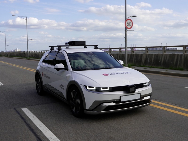 LG이노텍의 자율주행 센싱 데이터 수집 차량(Data Collection Vehicle)이 도심을 달리고 있다./LG이노텍