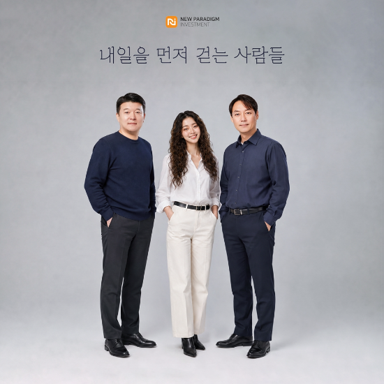 왼쪽부터 뉴패러다임인베스트먼트 배상승 공동대표, 사운드리퍼블리카의 AI 버추얼 싱어 ‘채아(ChaeA)’, 뉴패러다임인베스트먼트 박제현 공동대표. (사진 제공=뉴패러다임인베스트먼트)