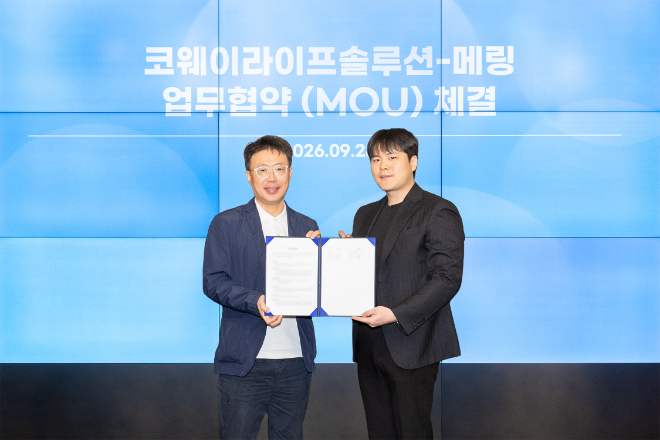 지난 28일 서울 구로구 지타워에서 진행된 업무협약식에서 김명곤 코웨이라이프솔루션 대표이사(왼쪽)와 김동수 메링 대표(오른쪽)가 기념 촬영을 하고 있다. / 이미지 = 코웨이