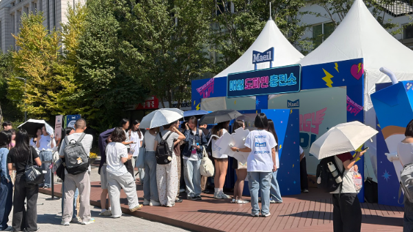 지난 22일 연세대학교 신촌 캠퍼스 축제 현장에 마련된 매일유업 ‘매일 도파민 충전소’ 팝업 부스에서 대학생들이 이벤트에 참여하기 위해 길게 줄을 서 차례를 기다리고 있다. 매일유업은 오는 10월 1일부터 이틀간 한양대학교 서울 캠퍼스 축제에서도 동일한 이벤트 부스를 운영할 예정이다. (사진=매일유업 제공)