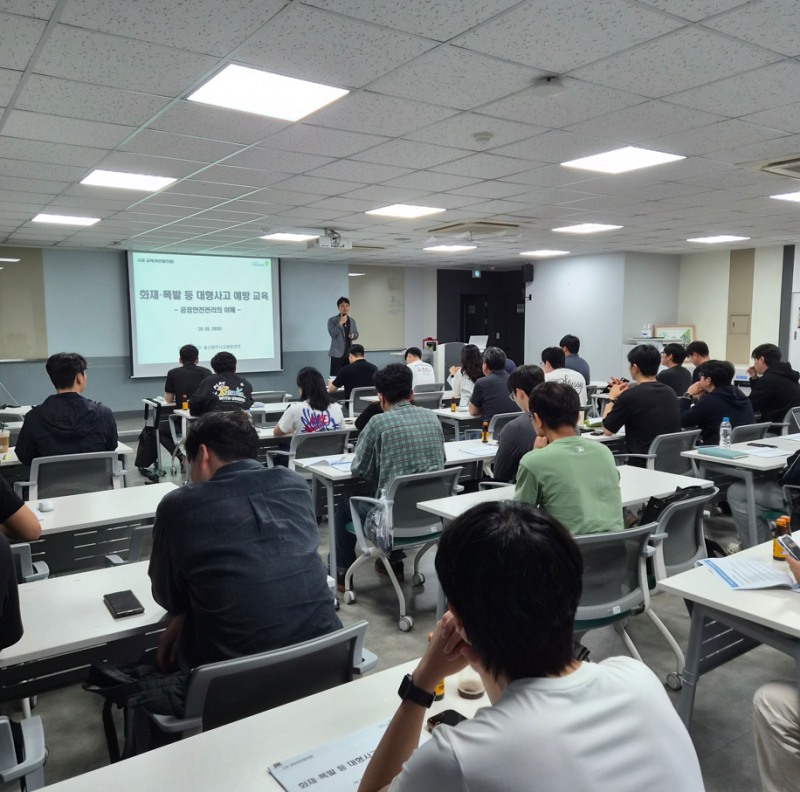 29일 안전보건공단 울산지역본부는 대한산업보건협회 교육센터에서 여천산업단지 정비·보수 사업장을 대상으로 공정안전관리 수준 향상 교육을 실시했./안전보건공단 울산지역본부