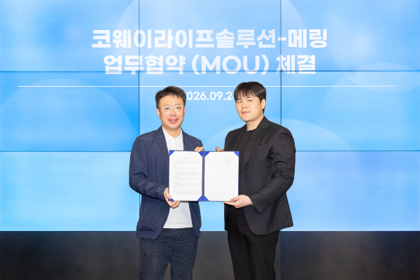지난 28일 서울 구로구 지타워에서 진행된 업무협약식에서 김명곤 코웨이라이프솔루션 대표이사(왼쪽)와 김동수 메링 대표(오른쪽)가 기념 촬영을 하고 있다.