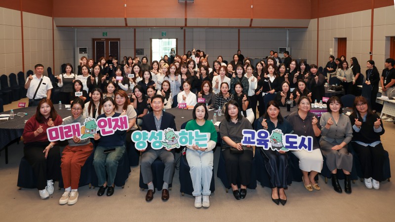 이상일 용인특례시장이 29일 용인문화원에서 처인지역 초등학교 학부모와 간담회를 연뒤 참석자들과 기념촬영을 하고있다. /용인시