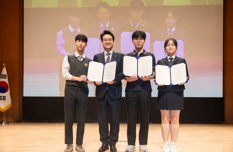 안민석 경기도교육감이 학생들과 함께 하고있다. /경기도교육청