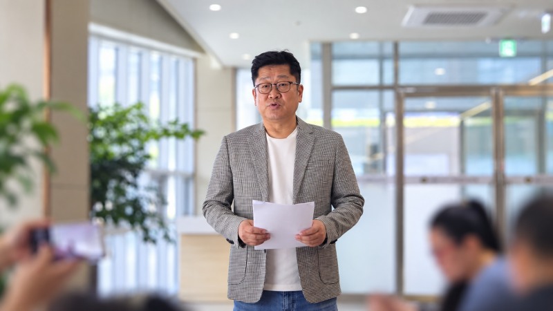 2026년 대표이사 선임 임원추천위원회 위원장을 맡았던 이상헌 화성시인재육성재단 비상임이사이 29일 화성시의회 1층에서 기자회견를 하고있다. /송인호 기자