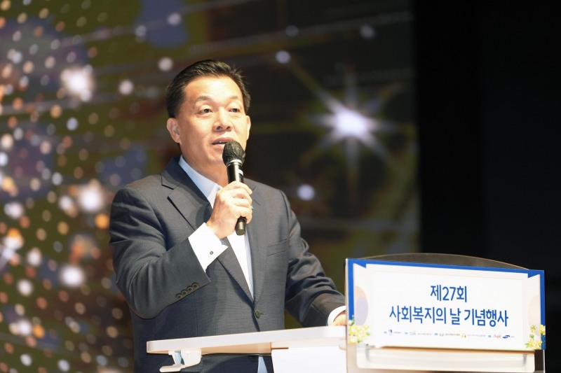 이재준 수원시장이 제 27회 사회복지의 날 기념행사에서 격려사를 하고 있다. /수원시